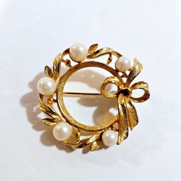 Vintage M. Jent Signed Brushed Gold Faux Pearl Bow Circular Wreath Brooch Pin - Picture 3 of 10